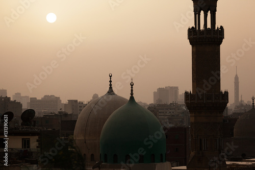Fotomural Sunset in dusty Cairo with mosque and minaret