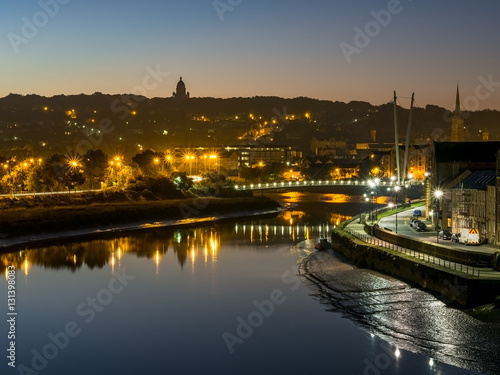 Fotografía Lancaster City at dawn over River Lune with sunrise glow and street lights spark