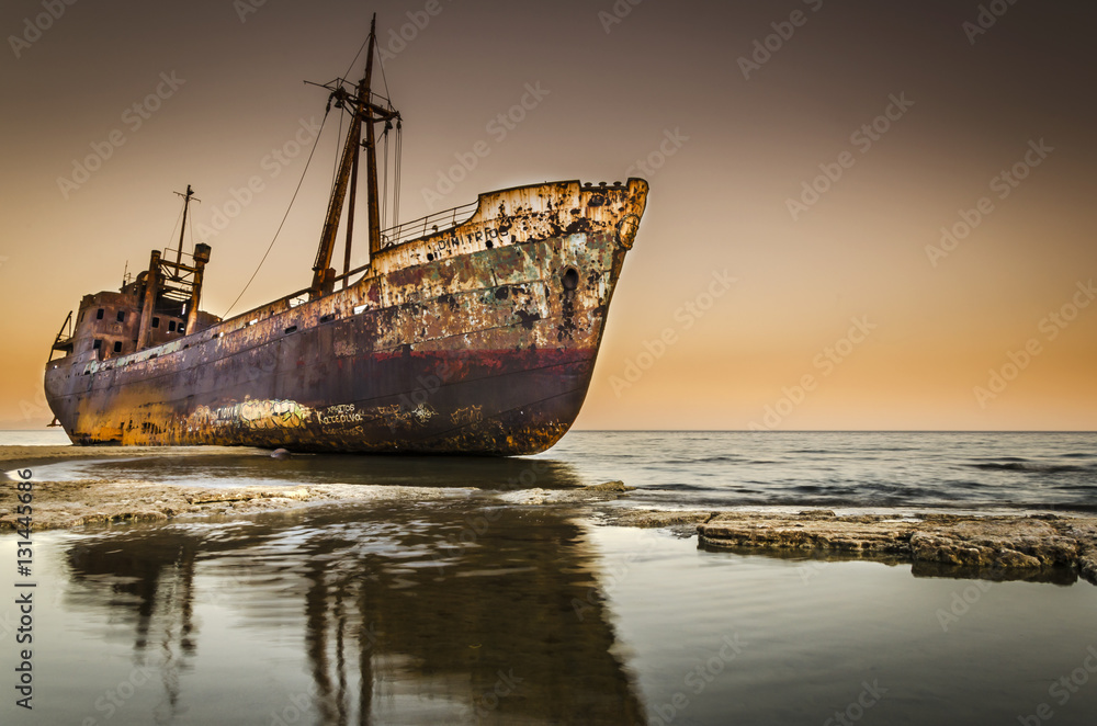 Rusty shipwreck on beach Greece - obrazy, fototapety, plakaty 
