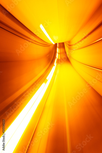 Zdjęcie XXL Prędkość ruch zamazujący podziemny tunelowy żółty kolor tonujący