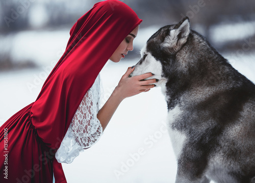 Zdjęcie XXL Dziewczyna w stroju Czerwony Kapturek z malamutem jak pies