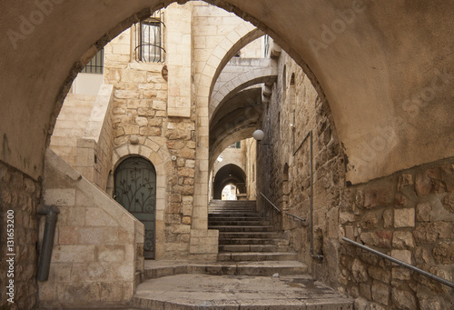 izrael-jerozolima-stare-miasto-ukryte-przejscie-kamienne-schody-i-luk
