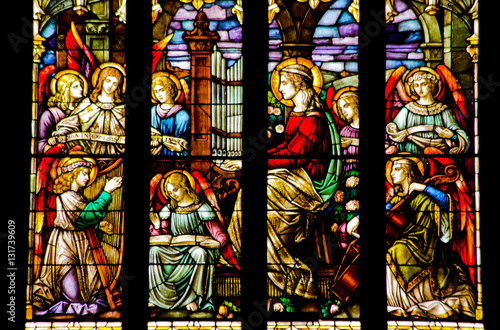angels-stained-glass-odtwarzanie-muzyki-national-shrine-of-saint-fran