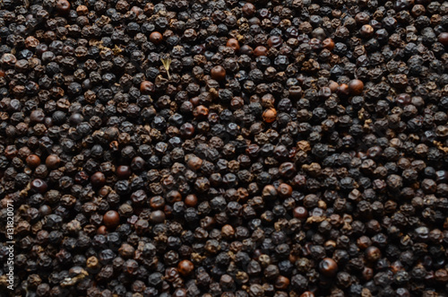 Fotografía dried black peppercorns background