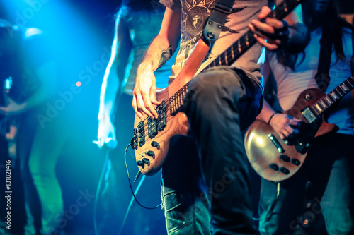 Plakat gitarzysta grający elektryczną gitarę basową na koncercie rockowym