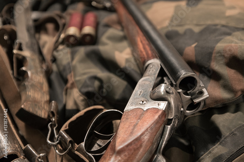Zdjęcie XXL antyczna strzelba z podwójnym lufą, nożem i amunicją
