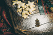 Umriss eines Weihnachtsbaum Plätzchen aus Puderzucker mit Weihnachtskeksen auf rustikalem Holztisch