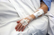 hospital paciente cama brazo con suero U84A1837-f16