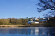 © Martin Henke - Winterlandschaft: Zugefrorener See mit Reflektionen vor modernen Häusern und Textfreiraum