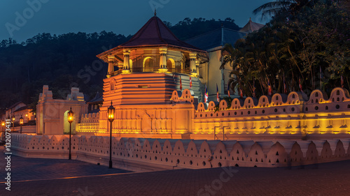 Cuadros en Lienzo Sri Lanka: Temple of the Tooth (Sri Dalada Maligawa), Kandy at night