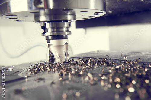 Fotografía industrial metalworking cutting process by milling cutter