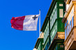 Malta Valletta Nation Flag Erker, Oriel, bendiera,  Fahne,  Flagge, Hoheitszeichen, Banner, Staatsfahne, wehende Fahne Malta, Nationalflagge Malta, Hoheitszeichen, Flaggenmast, weaving flag symbol