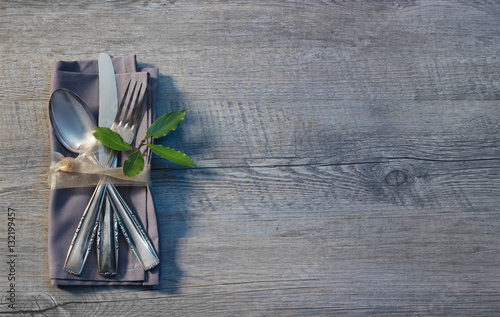 Besteck mit Serviette auf grauem Holz – Stock-Foto | Adobe Stock
