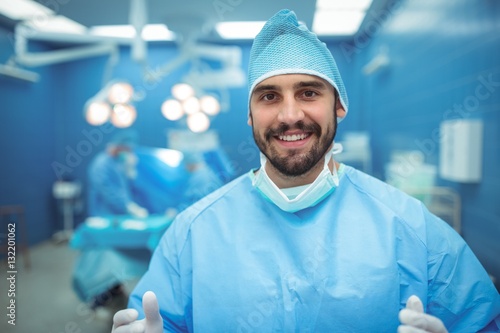 Fotomural Portrait of male surgeon smiling in operation theater