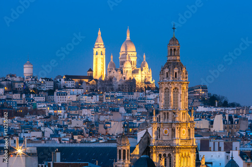Plakat Widok z lotu ptaka na Bazylikę Sacre-Coeur lub Bazylikę Najświętszego Serca Jezusowego w butte Montmartre i kościół Świętej Trójcy nocą, Paryż, Francja