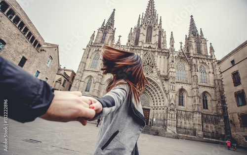 Zdjęcie XXL Miłośnicy para trzymając się za ręce w katedrze Świętego Krzyża i Świętego Eulalii. Europa, Barselona, ​​Hiszpania. Stary budynek w Barcelonie, Hiszpania
