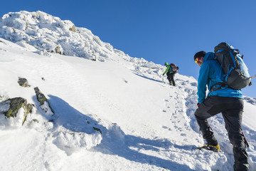 Hikers during the approach ridge.