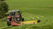Traktor beim Gras mähen - Heuernte/Silage