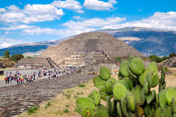 Canvas Print - View of the Pyramid of the Moon and the Avenue of the Dead  at Teotihuacan in Mexico