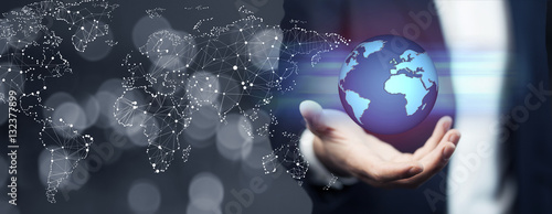 Fotomural Businessman holding global network