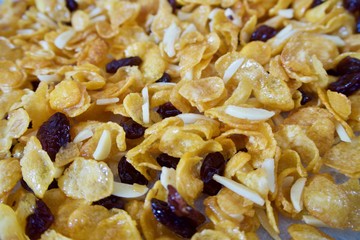 Corn flakes with Peanut and Raisin