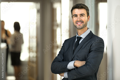Fotografía Business man CEO executive at office workplace standing confidently with staff a