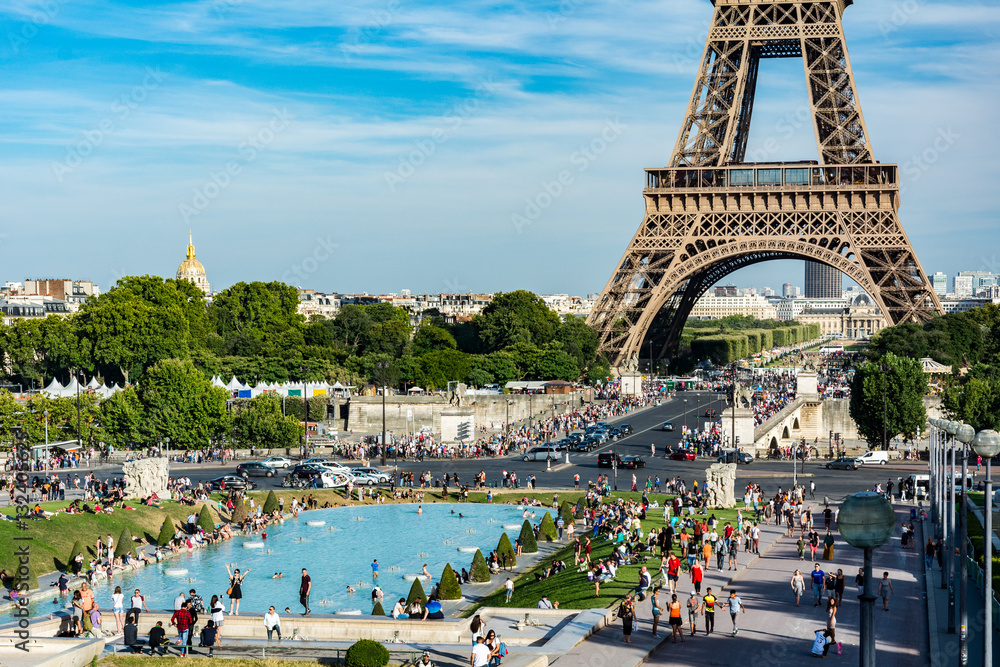 The Trocadero garden with the Eiffel Tower - obrazy, fototapety, plakaty 
