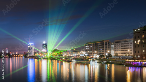 nocny-widok-z-mostu-na-mapach-ziemia52-30-07-n-13-26-44-e-mapa-oberbaumbrucke-na-rzeke-i-panorame-berlina