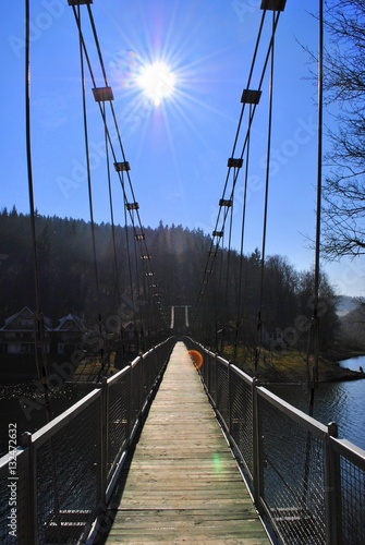 Plakat most linowy  most-wiszacy-na-tle-slonecznego-nieba