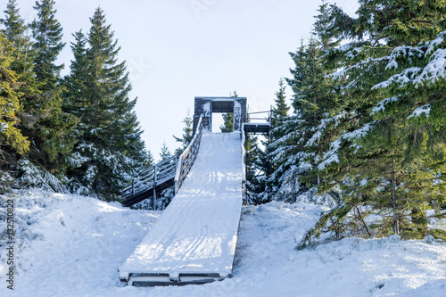 Zdjęcie XXL Mała skocznia narciarska wykonana z drewna w zimie