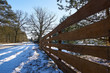 Drewniane ogrodzenie w zimowym klimacie