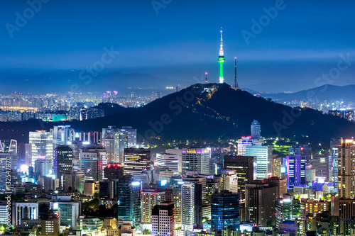 Plakat N Seul Wieża z panoramę i góry Namsan w nocy
