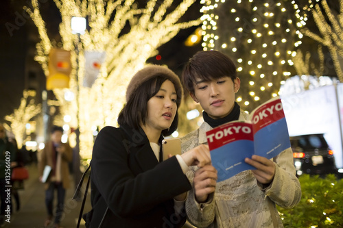 カップル 恋人 東京観光 デート 表参道 クリスマスイルミネーション スマホと ガイドブックを見る Buy This Stock Photo And Explore Similar Images At Adobe Stock Adobe Stock