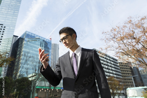 男性 ビジネスマン スマホ 見る ビジネス街背景 ローアングル 真剣 シリアス Stock 写真 Adobe Stock 男性 ビジネスマン スマホ 見る ビジネス街背景 ローアングル 真剣 シリアス Stock 写真 Adobe Stock