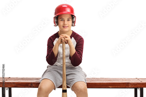 Plakat Chłopiec z hełmem i kij bejsbolowy siedzi na ławce