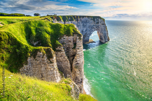 Foto  Amazing natural rock arch wonder, Etretat, Normandy, France