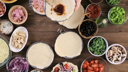 Canvas Print - Preparing individual pizzas from pizza bar