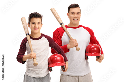 Zdjęcie XXL Mały chłopiec i młody człowiek z kijami baseballowymi i hełmami
