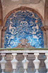 Portogallo, 26/03/2012: il chiostro gotico della Cattedrale di Porto, con dettagli degli azulejos barocchi creati da Valentim de Almeida tra il 1729 e il 1731