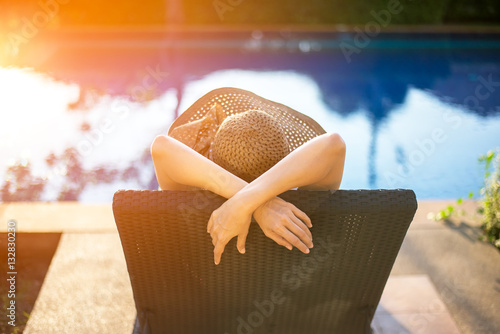 Fotografía Women relaxing near luxury swimming pool