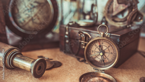Fotografía Antique pirate adventure collection including a compass, telescope, treasure wood box and globe models