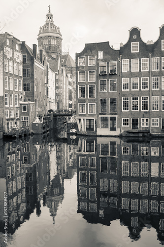 Dekoracja na wymiar  stare-budynki-amsterdamu-odzwierciedlone-w-kanale-can