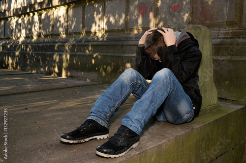 Adolescent Enfant Triste Pleure Exterieur Stock Photo Adobe Stock Adolescent Enfant Triste Pleure Exterieur Stock Photo Adobe Stock