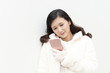 © Liza5450 - スマートフォンを持つ女性