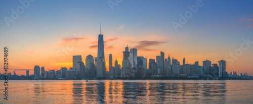 Plakat Manhattan Skyline w sunrise z New Jersey