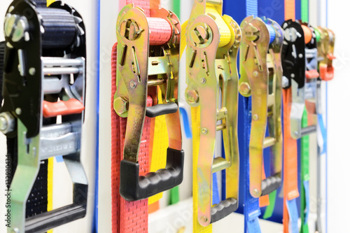 Fotografía Varieties size and type of ratchet tie down or lashing