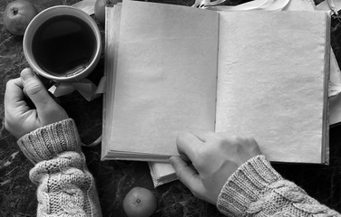 Canvas Print - blank pages opened vintage book on the table