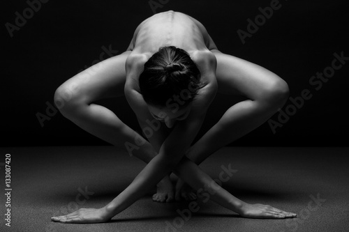 Obraz na plátně Naked woman body sculpture. Fine art photo of female body.