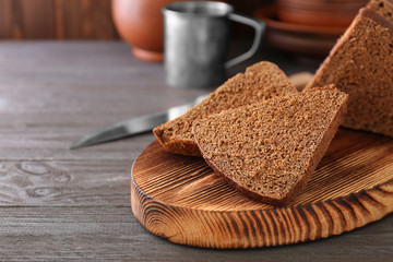 Poster - Sliced bread on wooden cutting board closeup