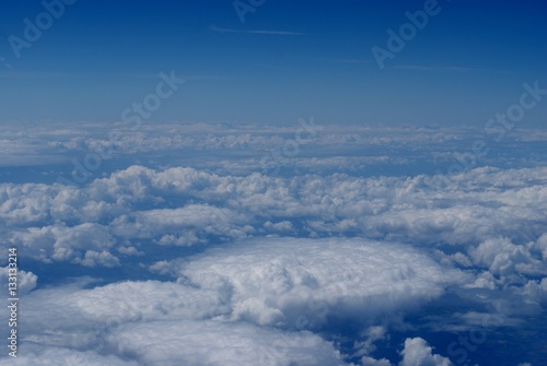 Fotografie, Obraz Vue aérienne de nuages blancs sous un beau ciel bleu
